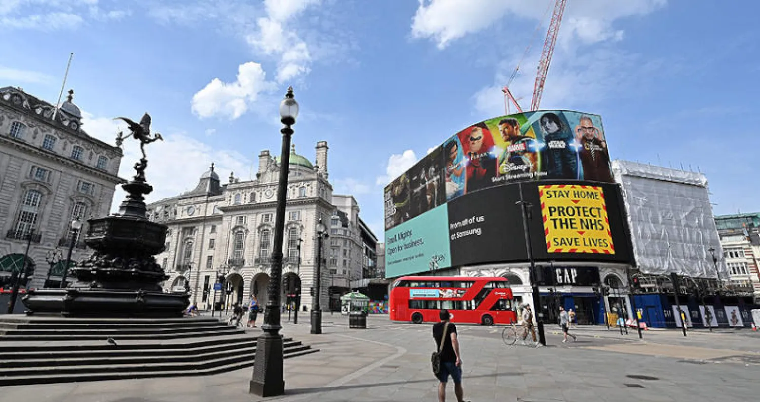 شاشات ساحة «بيكاديللي سيركس» تدعو الناس إلى البقاء في بيوتهم (أ.ف.ب)