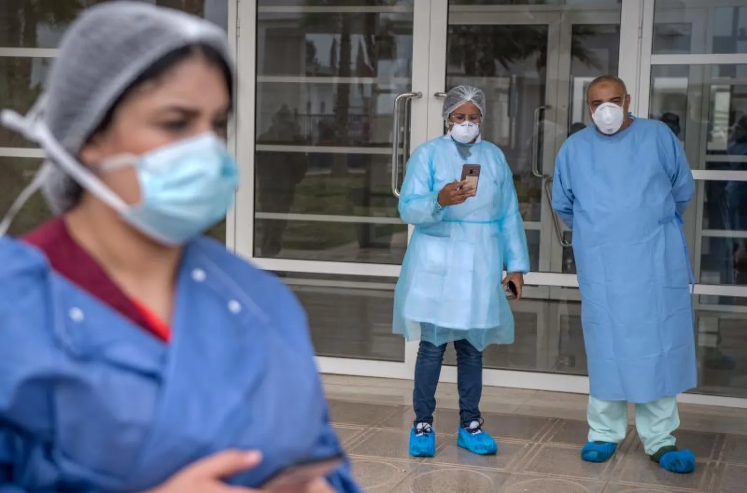 أفراد من الطاقم الطبي بمستشفى لعلاج مرضى كورونا في مدينة سلا المغربية (أ.ف.ب)