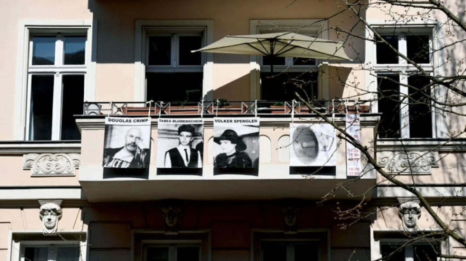 شرفة تحولت معرضاًَ في برلين (رويترز)