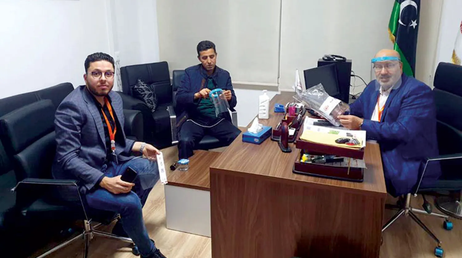 رئيس مركز مكافحة الأمراض في ليبيا يتسلم عينة من واقيات الوجه الطبية (وزارة التربية والتعليم التقني)