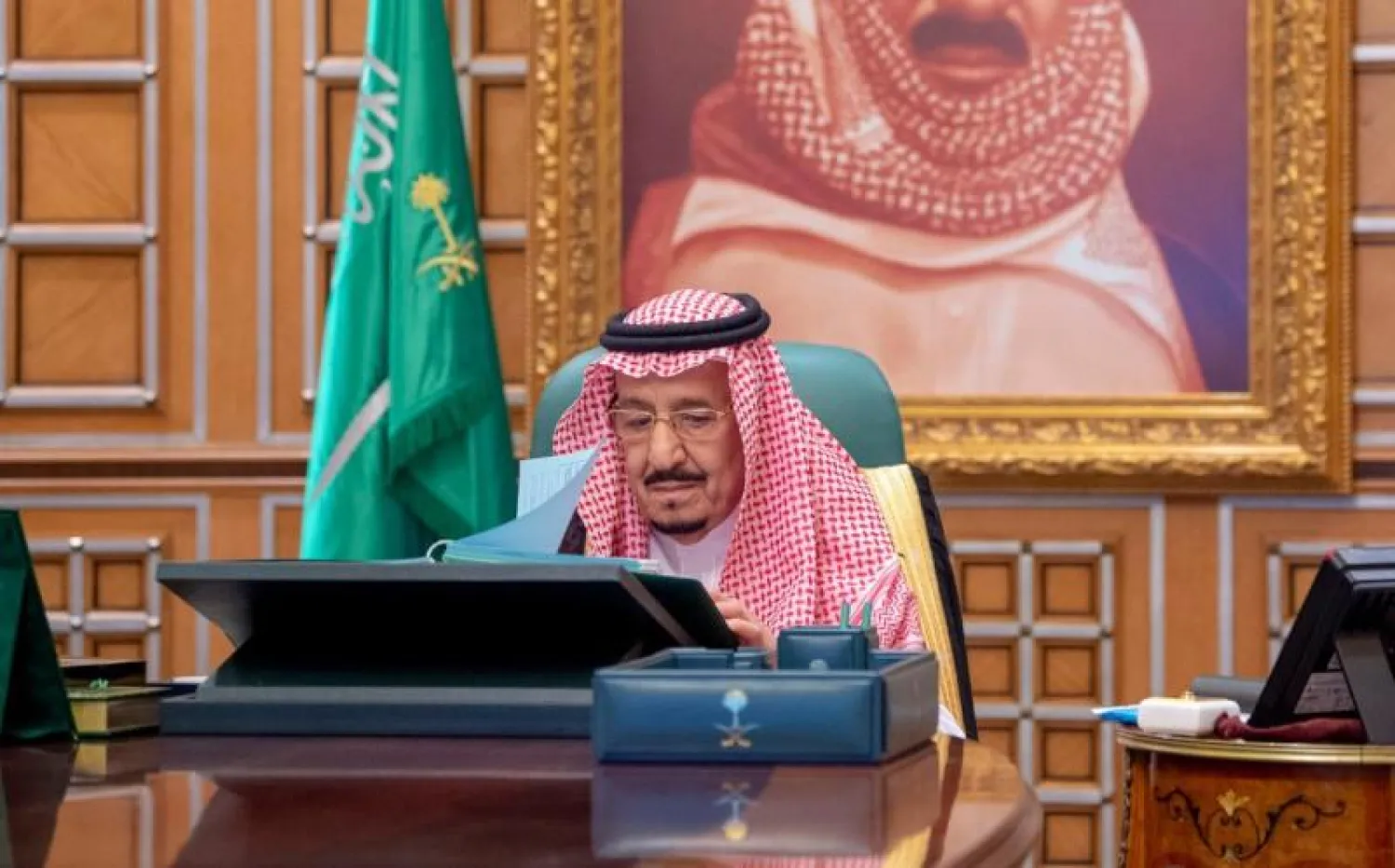 خادم الحرمين خلال ترؤسه جلسة مجلس الوزراء الافتراضية (واس)