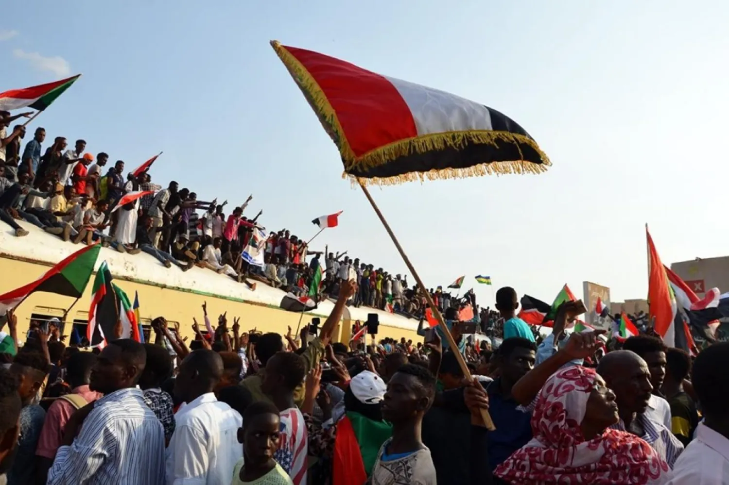 Sudan’daki halk protestolarının artması sonrasında Beşir, kendisine sunulan tavsiyeleri kulak ardı etti (Hasan Hamid)