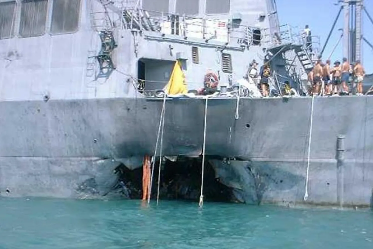 USS Cole muhribi saldırısında 17 ABD’li denizci ve iki saldırgan hayatını kaybetti (Reuters)