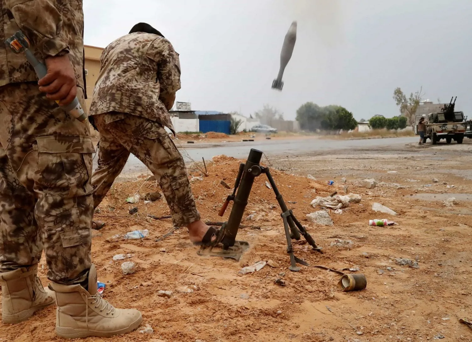 A fighter loyal to the GNA fires a mortar during clashes with forces loyal to Khalifa Haftar on the outskirts of Tripoli, Libya, May 25, 2019. (Reuters)