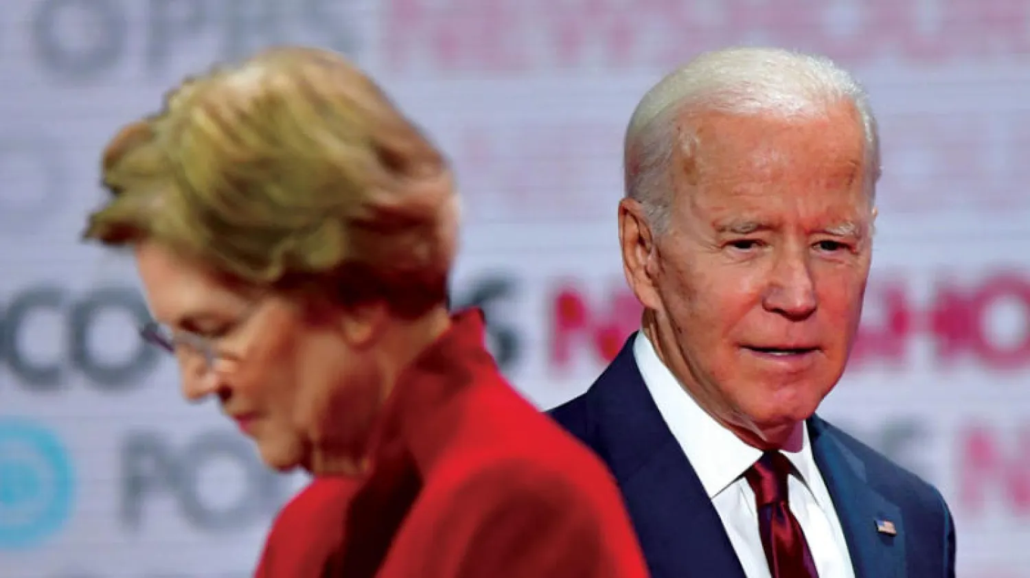 بايدن مع وارن خلال إحدى المناظرات (أ.ف.ب)