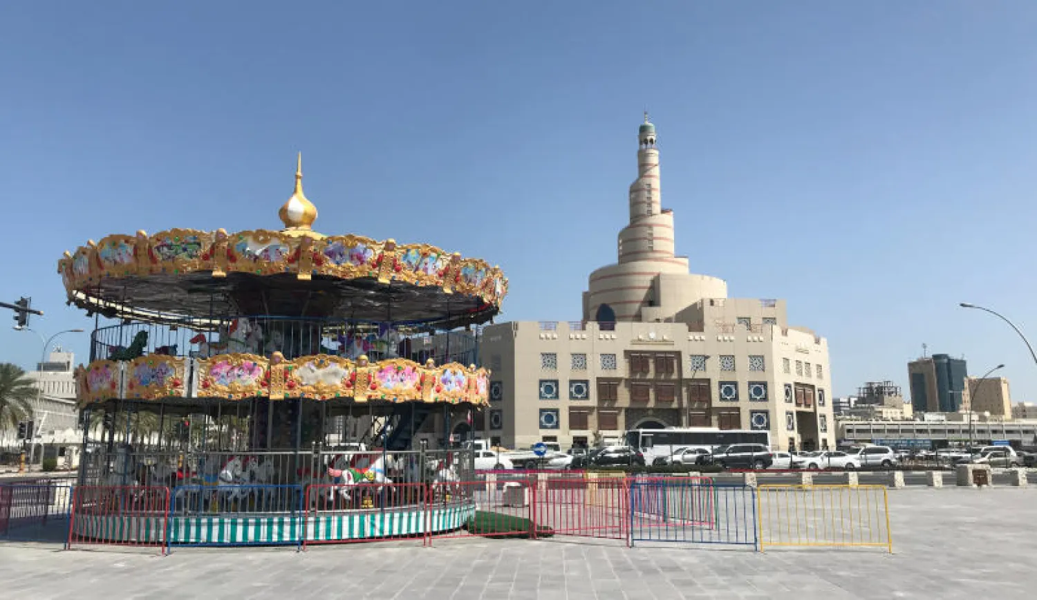 نظرة عامة على سوق واقف وسط الدوحة (رويترز)