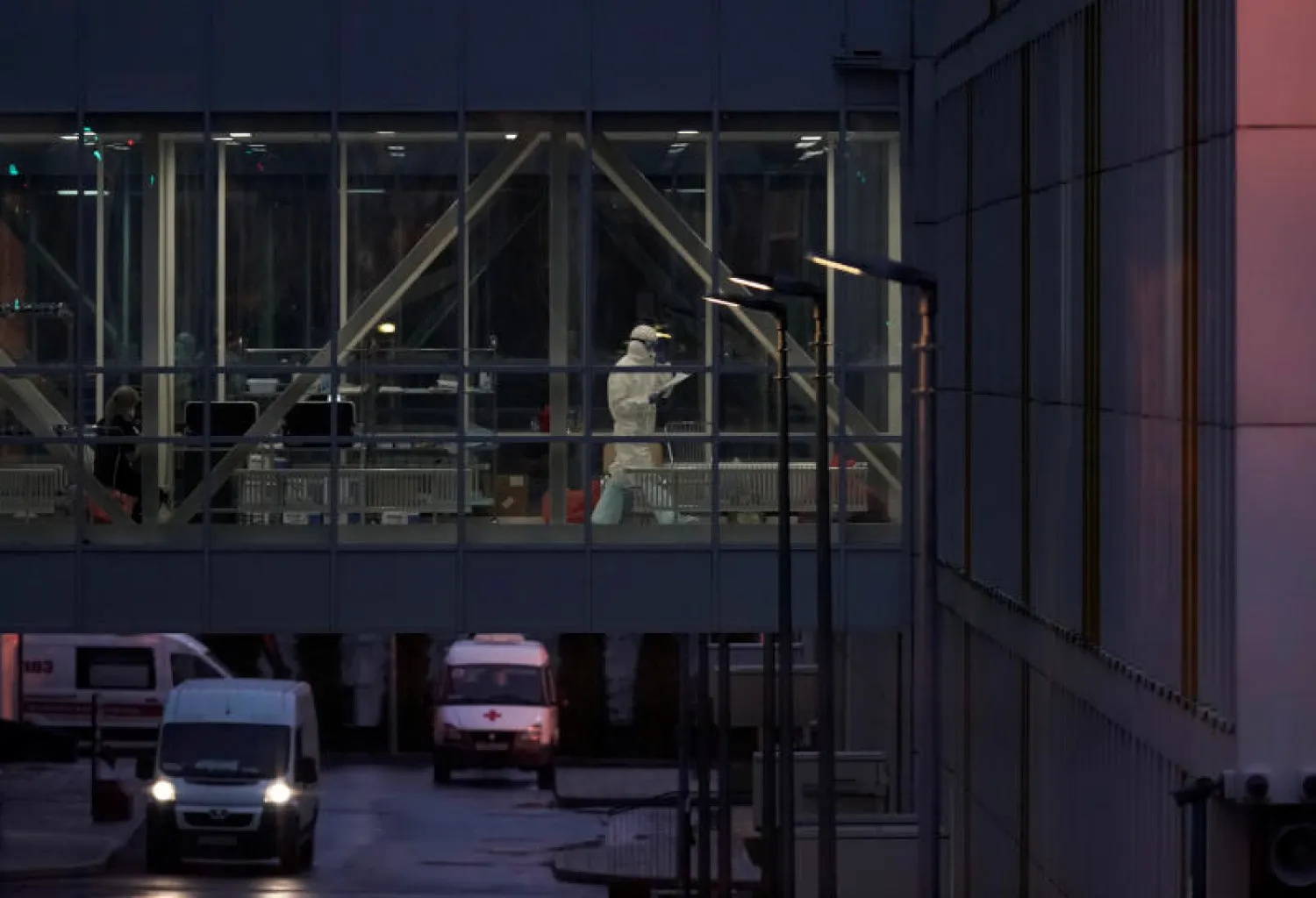 طبيب يرتدي ملابس واقية في مستشفى للمرضى المصابين بفيروس «كورونا» في ضواحي موسكو (رويترز)