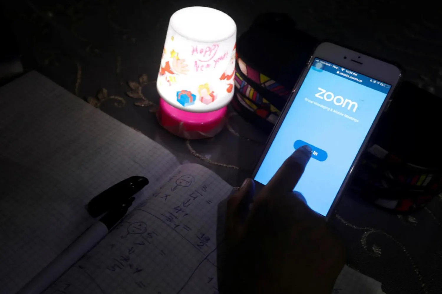 Koronavirüs tecriti insanları Zoom, Skype ve WhatsApp gibi görüntülü sohbet uygulamaları aracılığıyla iletişimde kalmak durumunda bıraktı (Reuters)

