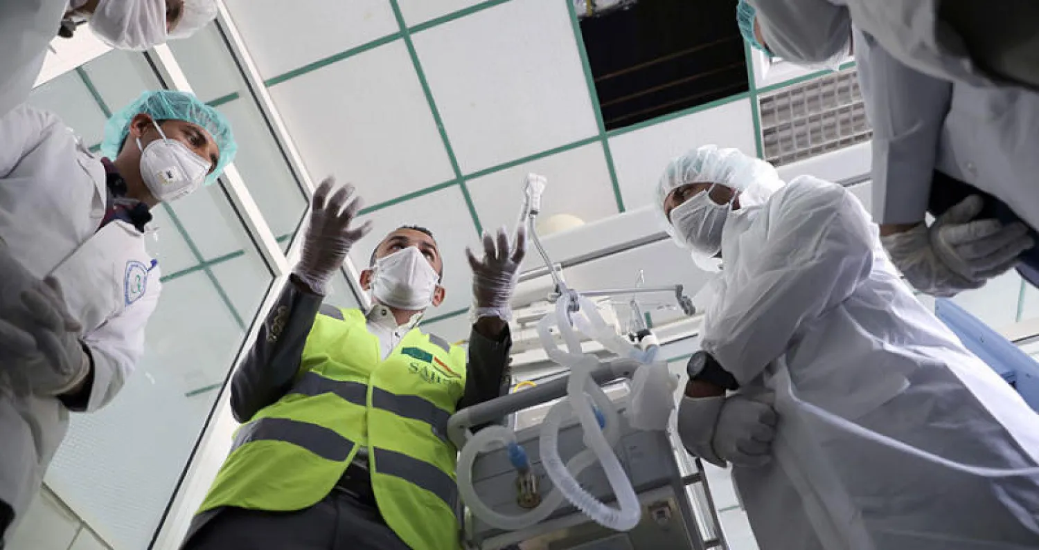 ممرضون يتلقون تدريبا على استخدام جهاز تنفس صناعي في صنعاء (رويترز)