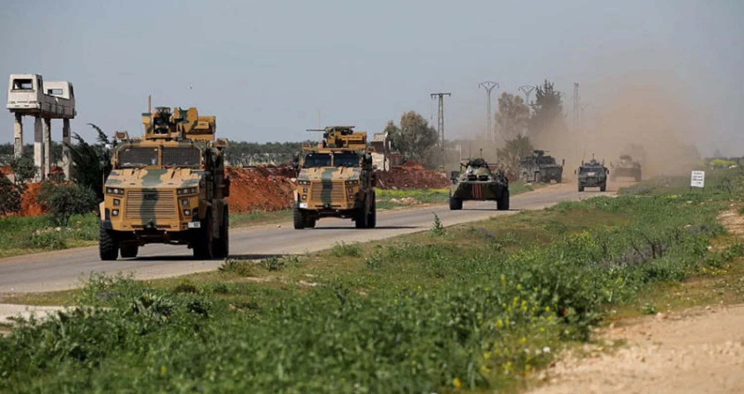 دورية روسية - تركية شمال غربي سوريا أمس (رويترز)