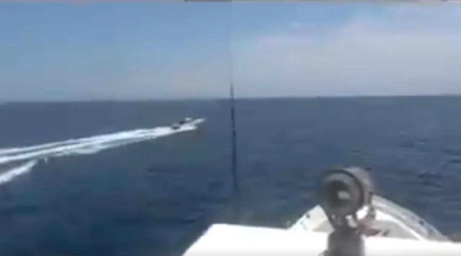 لقطة من فيديو نشره الأسطول الخامس لاقتراب زوارق إيرانية من سفن عسكرية أميركية بالخليج (تويتر)