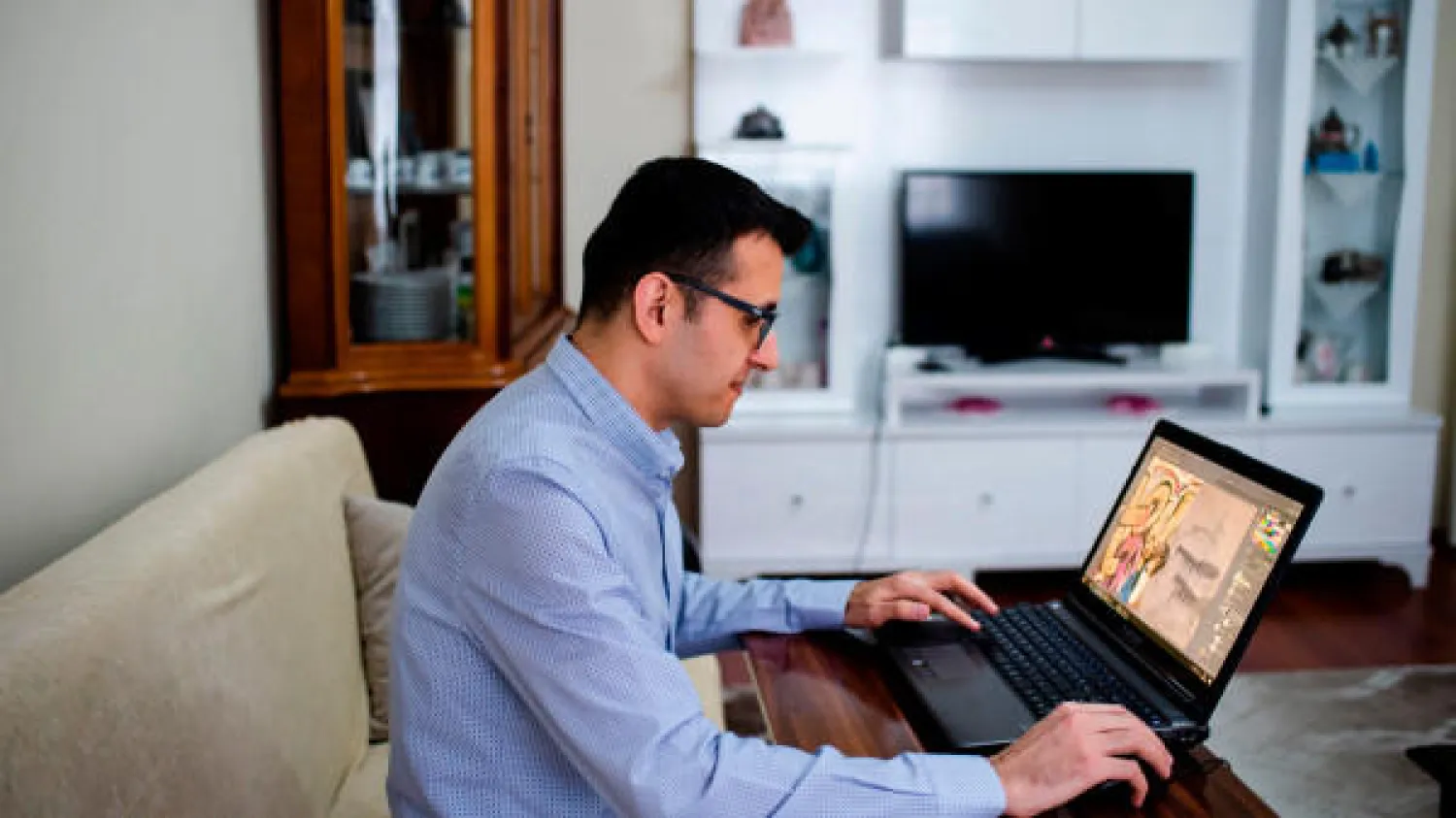 دفع وباء كورونا الكثير من الأشخاص إلى العمل من المنزل في الفترة الأخيرة (أ.ف.ب)