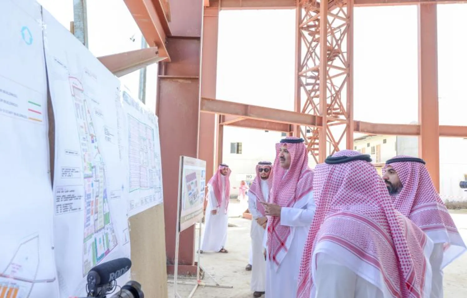 الأمير فيصل بن سلمان أمير المدينة المنورة خلال تفقده مشاريع الإسكان (واس)