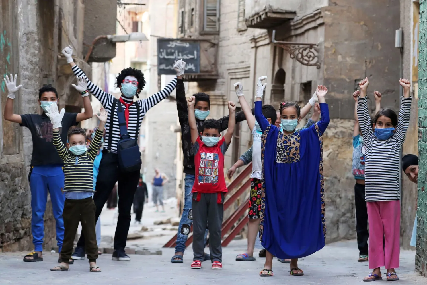 أحمد ناصر يرتدي ثياب مهرّج لتسلية أطفال في القاهرة (رويترز)