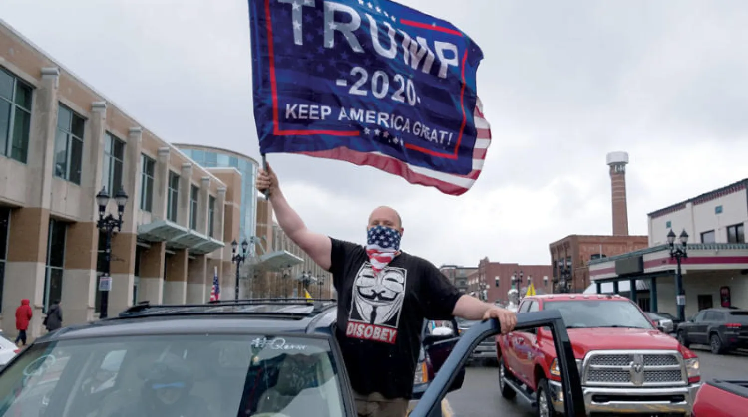 متظاهر داعم لترمب يحتج ضد تدابير الحجر في ميشيغان (رويترز)