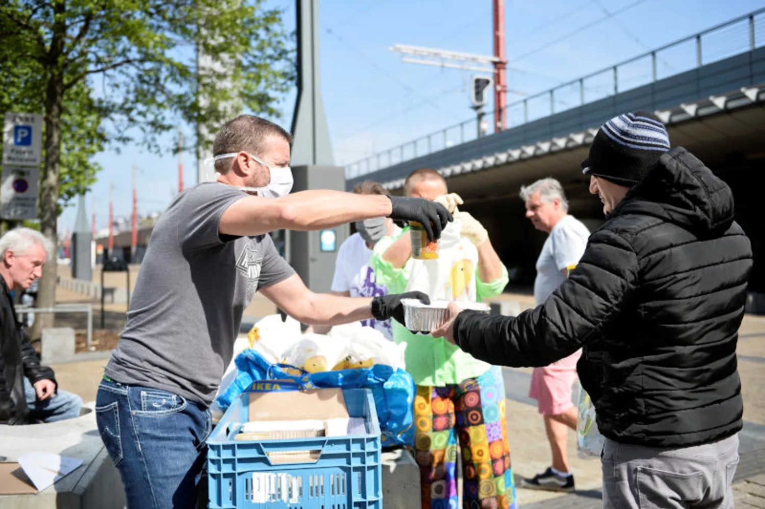 الطاهي ليونيل ريغوليه يقدم الطعام للمشردين (رويترز)