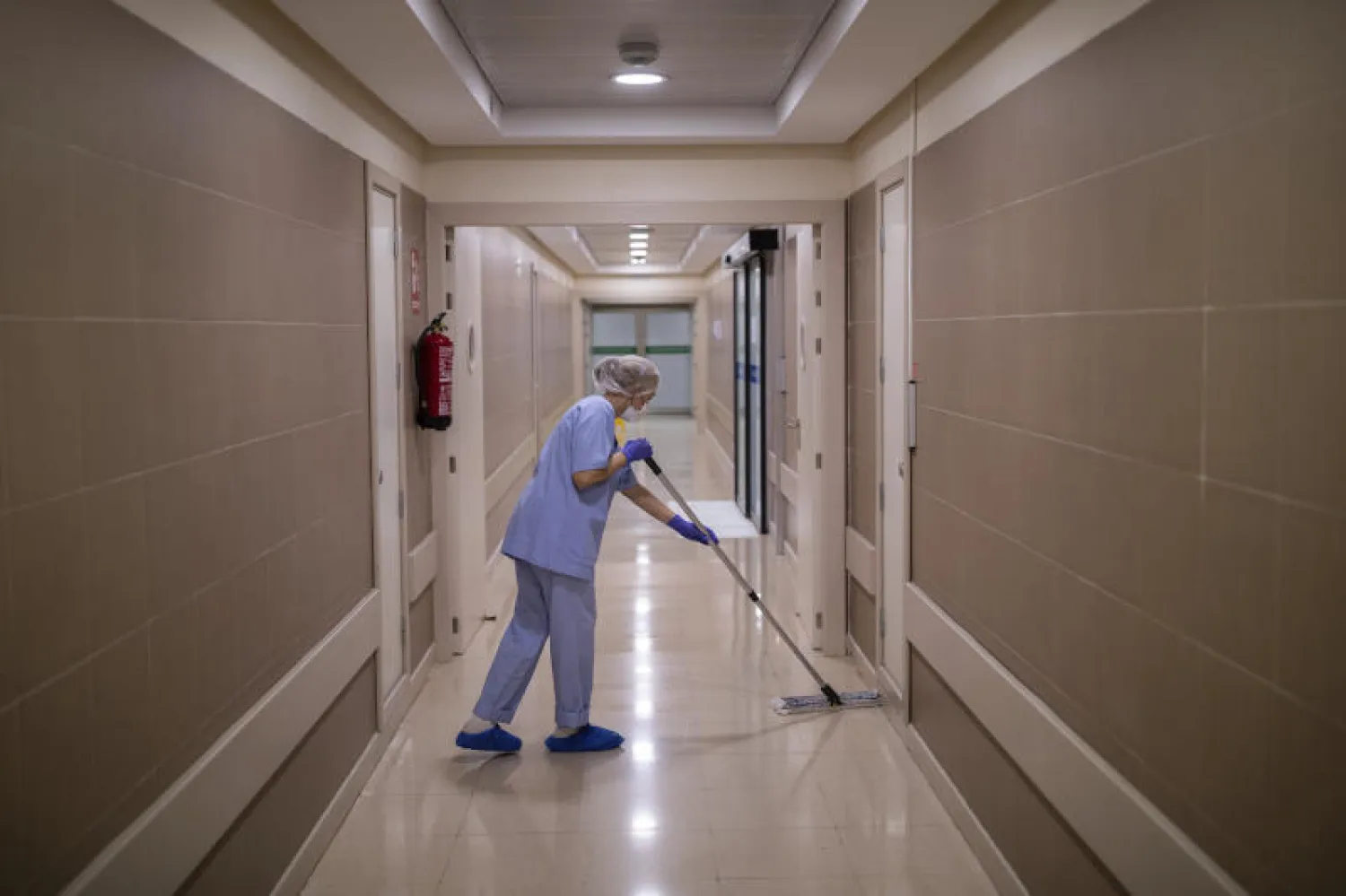 تعقيم مستشفى في مدريد (أ.ب)