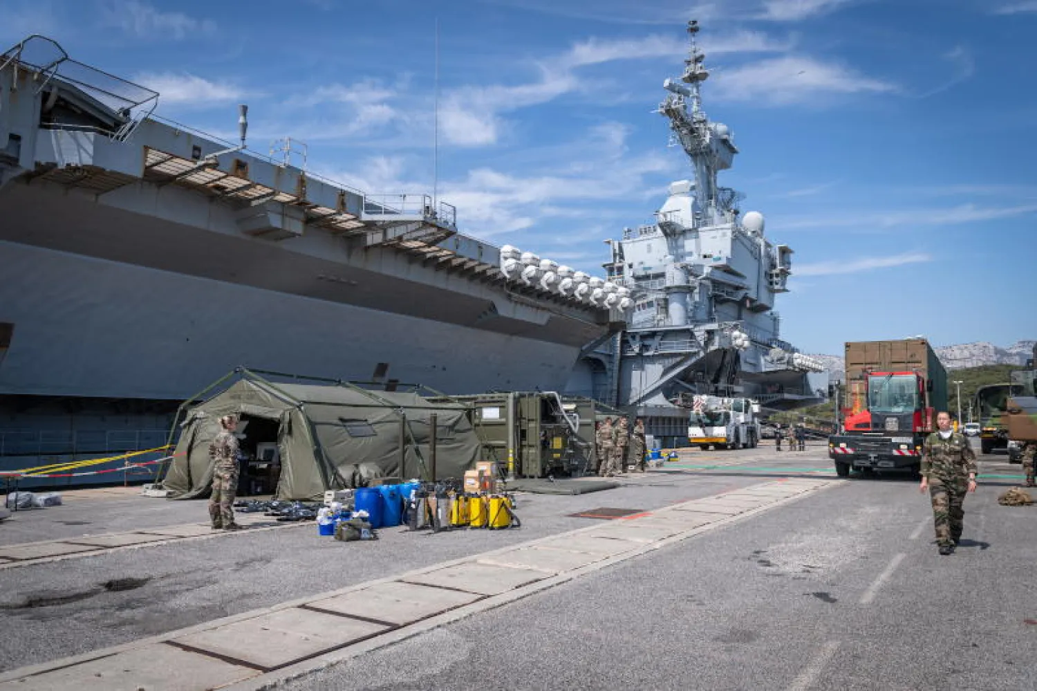 حاملة الطائرات الفرنسية «شارل ديغول» راسية في مرفأ طولون في جنوب البلاد حيث تخضع للتعقيم (إ.ب.أ)