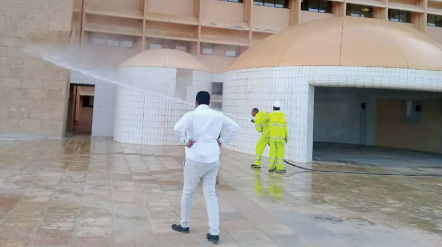 جانب من تعقيم البرج الثالث لمركز بنغازي الطبي (صورة من إدارة المركز)