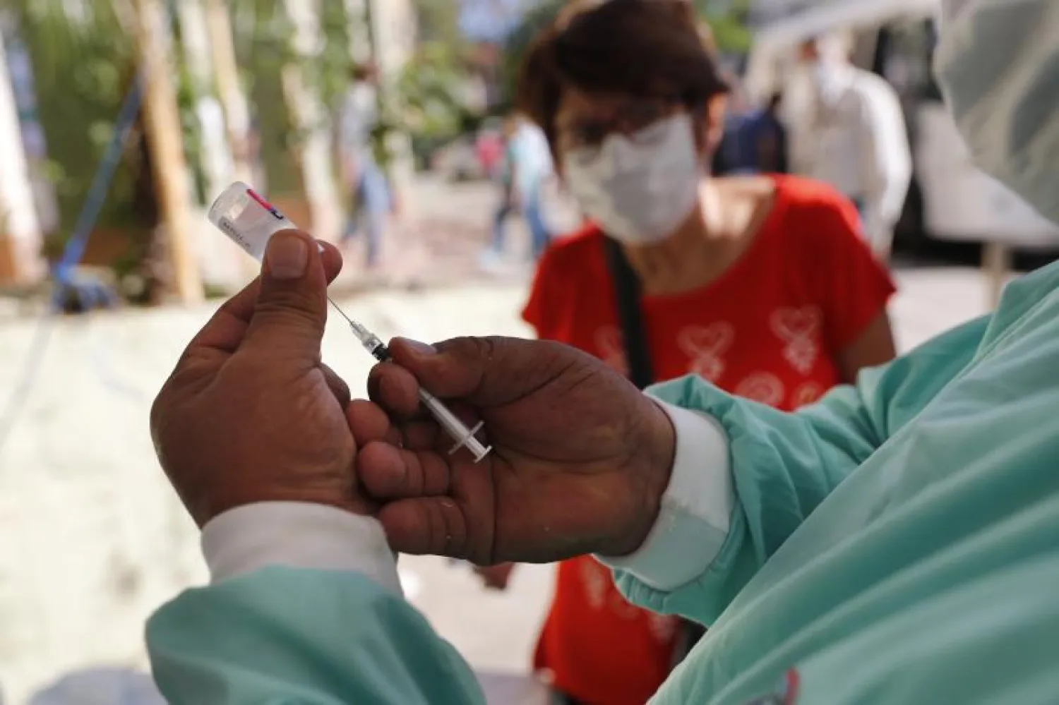حقن السكان بلقاح الإنفلونزا في باراغواي للحد من مضاعفات فيروس «كورونا» (أ.ب)