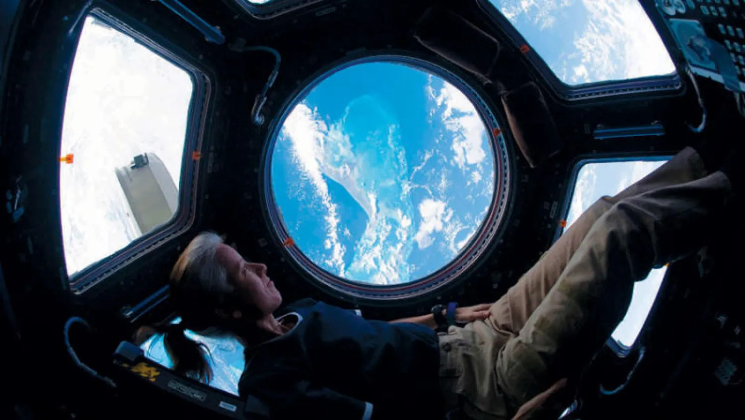 نافذة في {منزل} فضائي (أ.ف.ب)