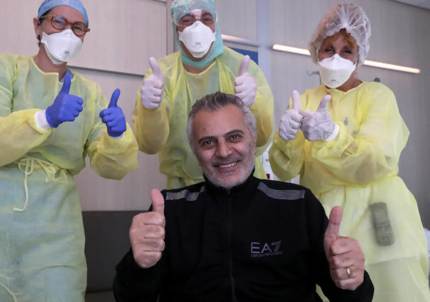 الطبيب أنطوان ساسين وهو يحتفل بتعافيه وسط الأطباء (رويترز)