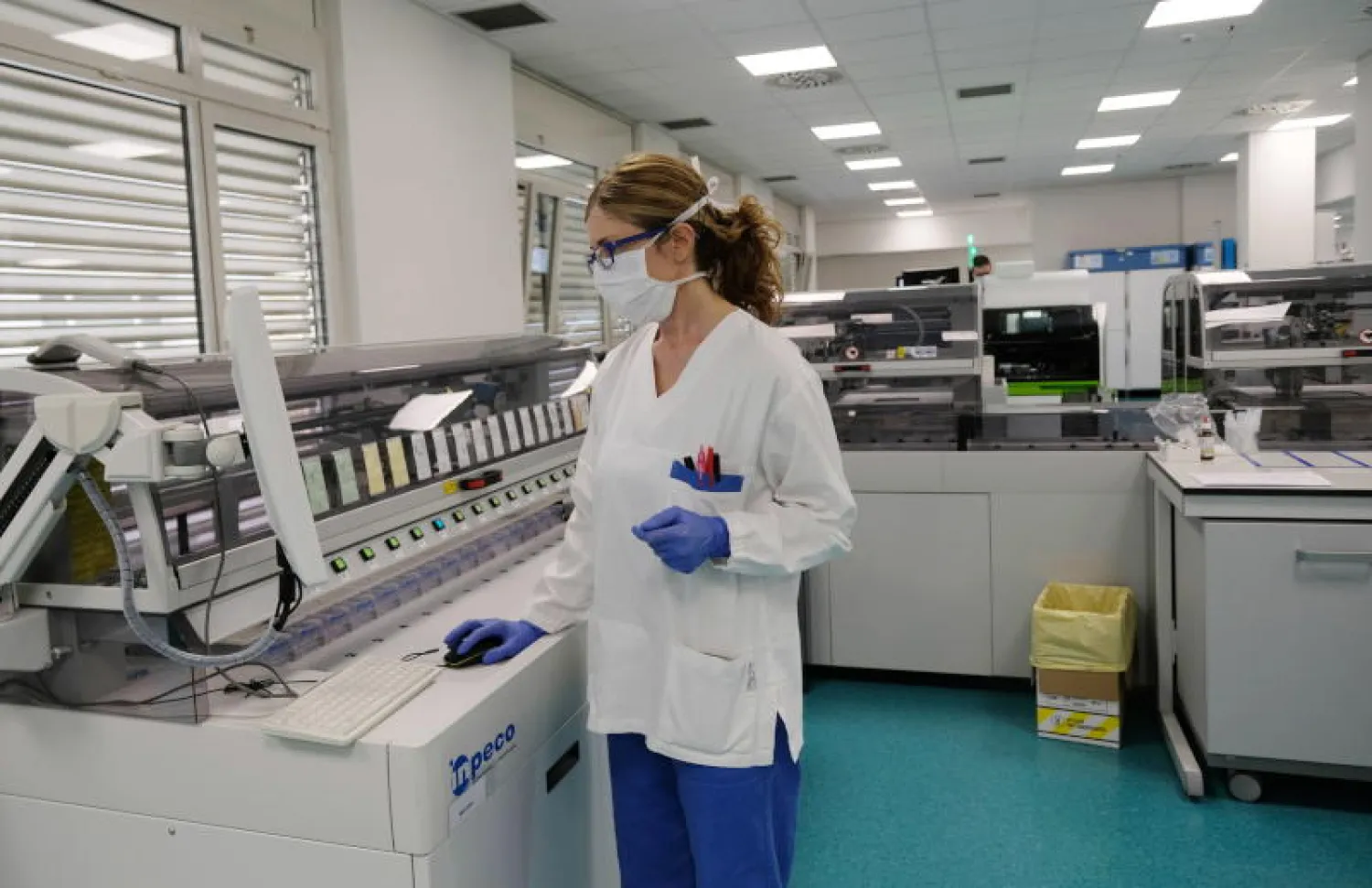 مختبر لإجراء فحوص «كورونا» في أحد مستشفيات مدينة بريشيا الإيطالية (إ.ب.أ)