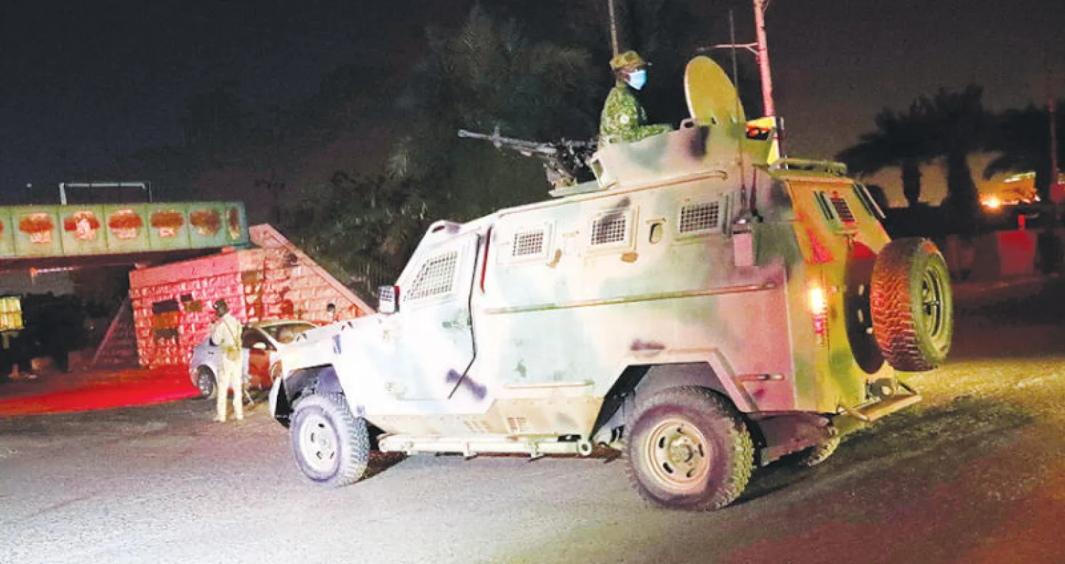 قوات أمنية تحرس أحد شوارع الخرطوم ليلاً في ظل الحجر الصحي (إ.ب.أ)