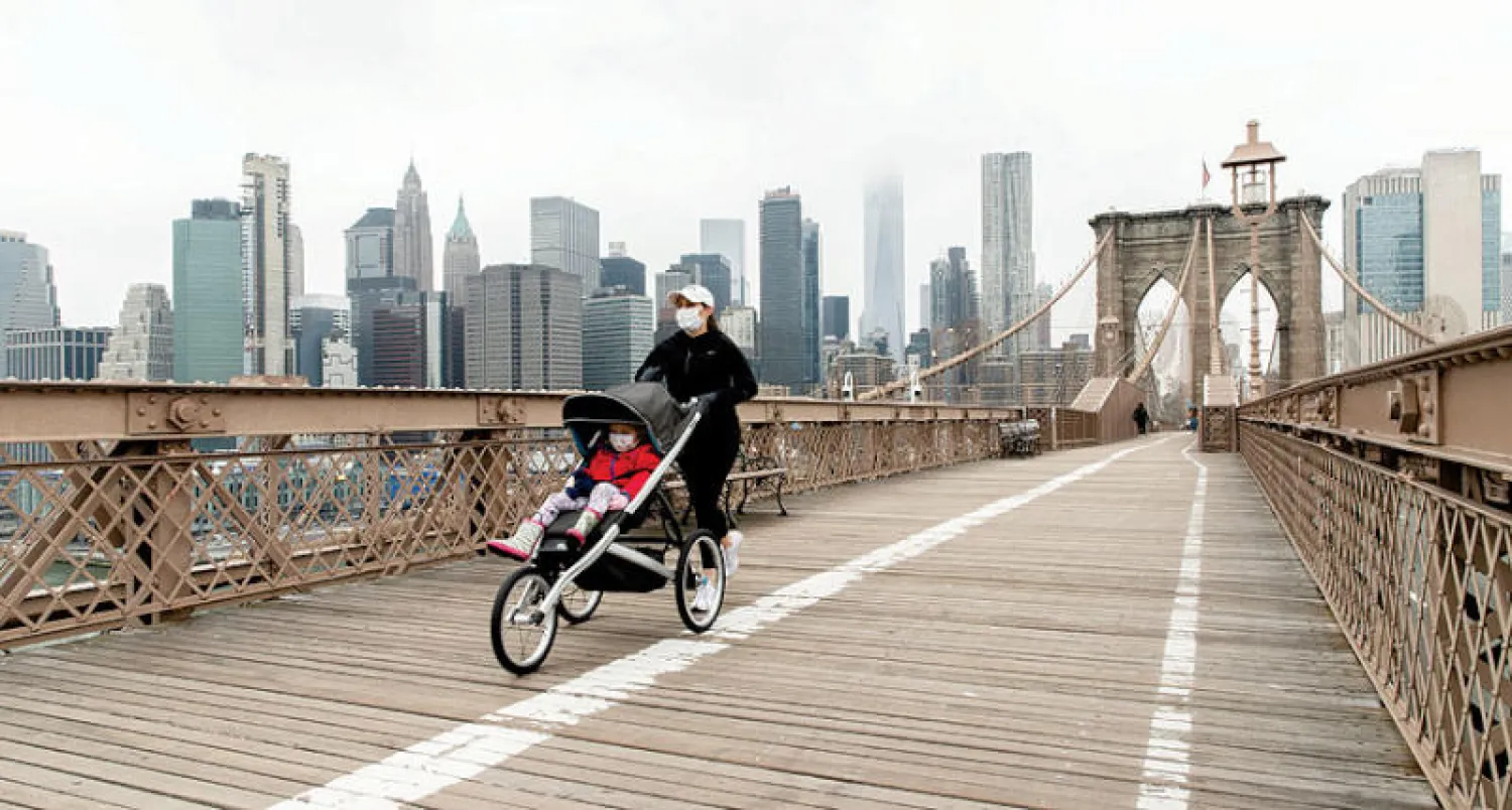 جسر بروكلين العريض في نيويورك كما بدا بعد تفشي الوباء في المدينة (غيتي)