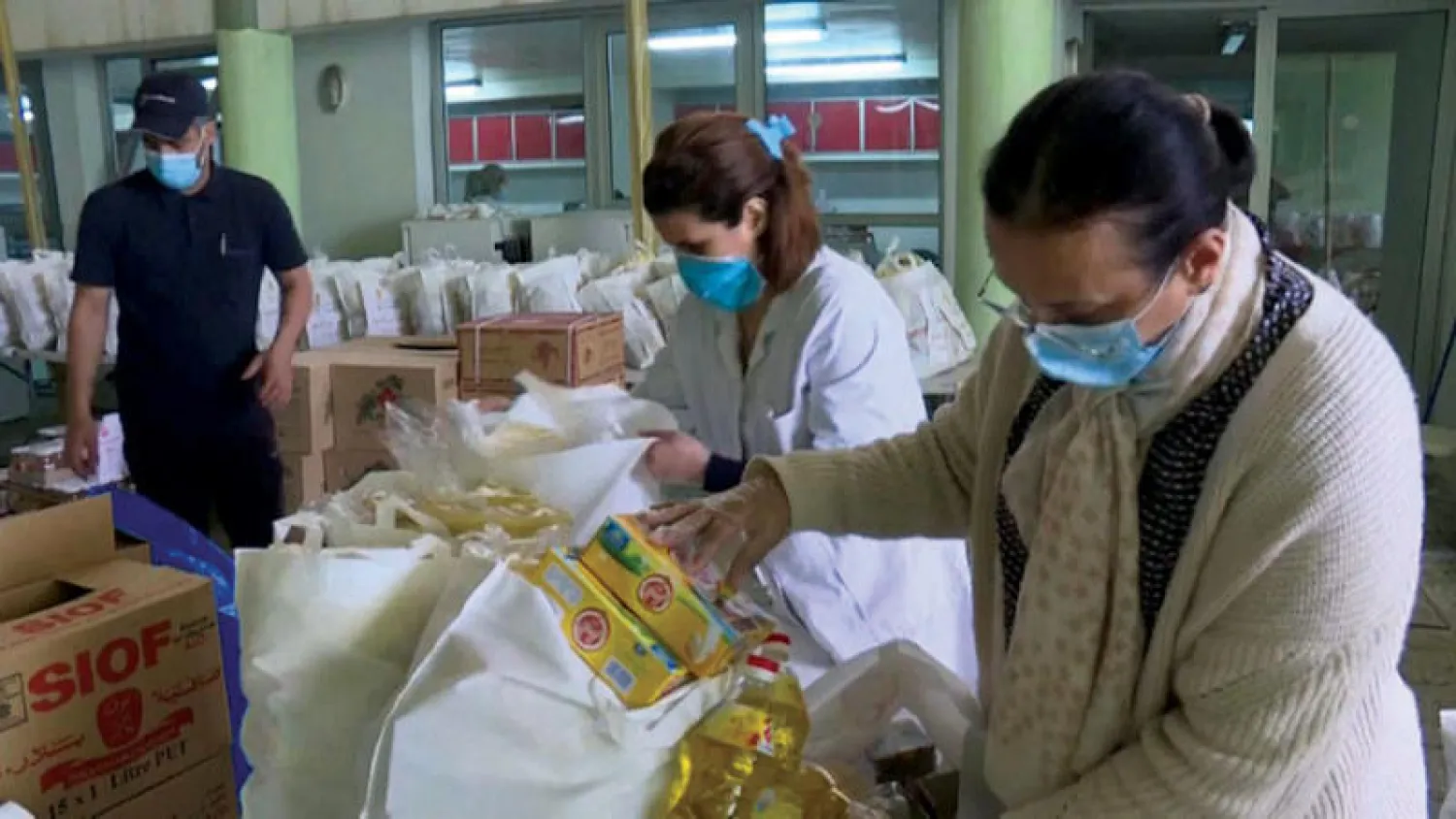 إحدى جمعيات المجتمع المدني بالدار البيضاء توفر المؤونة للمحتاجين خلال الحجر (أ.ف.ب)