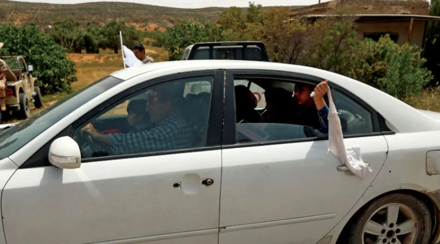 مدنيون ليبيون يفرون من المعارك في طرابلس (أ.ف.ب)