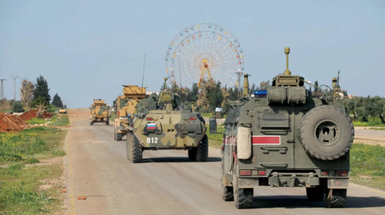 القافلة الروسية - التركية قرب سراقب في إدلب (الشرق الأوسط)