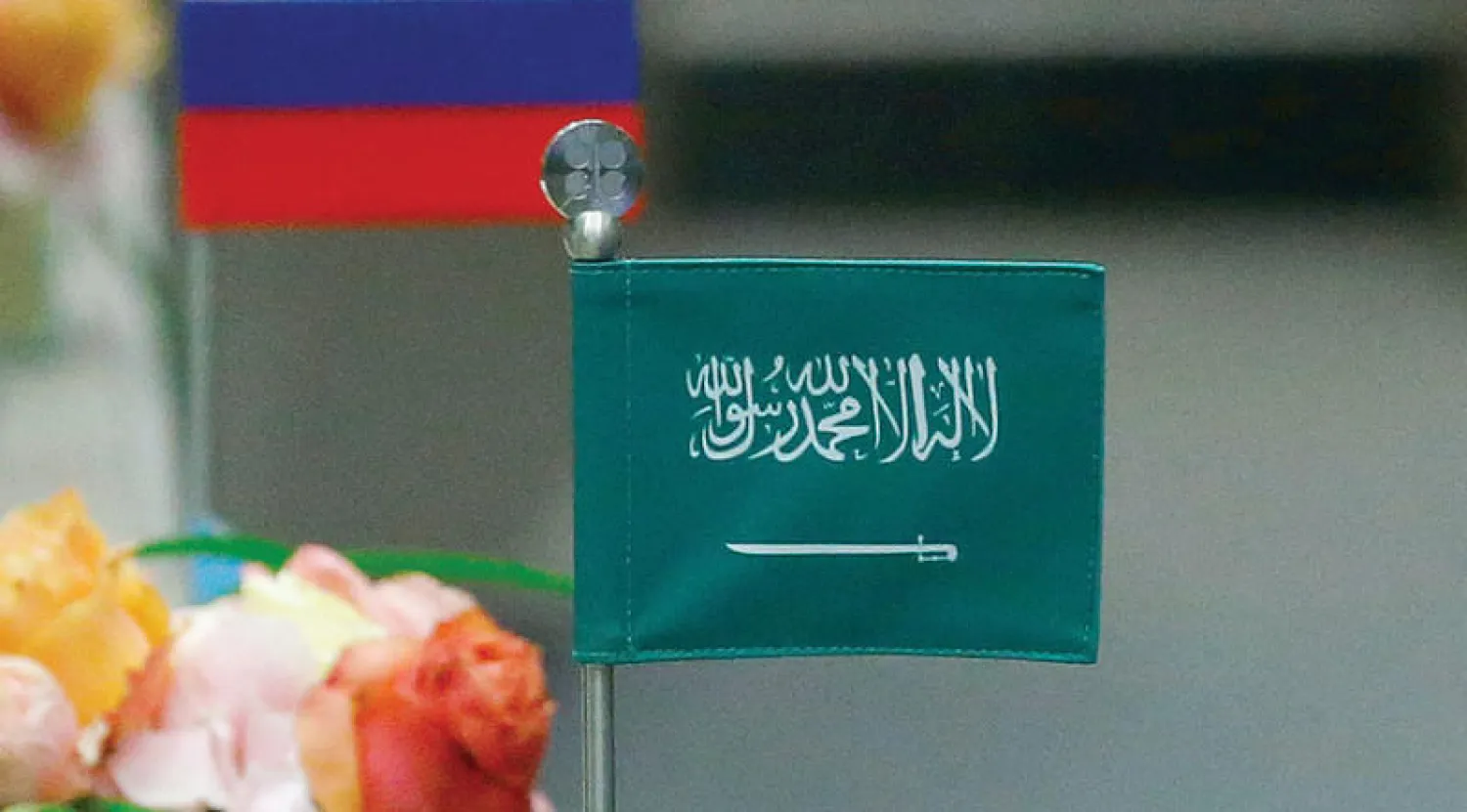 أكدت السعودية حرصها على تحقيق الاستقرار للسوق البترولية والتزامها مع روسيا على تنفيذ التخفيضات المستهدفة للعامين المقبلين (رويترز)