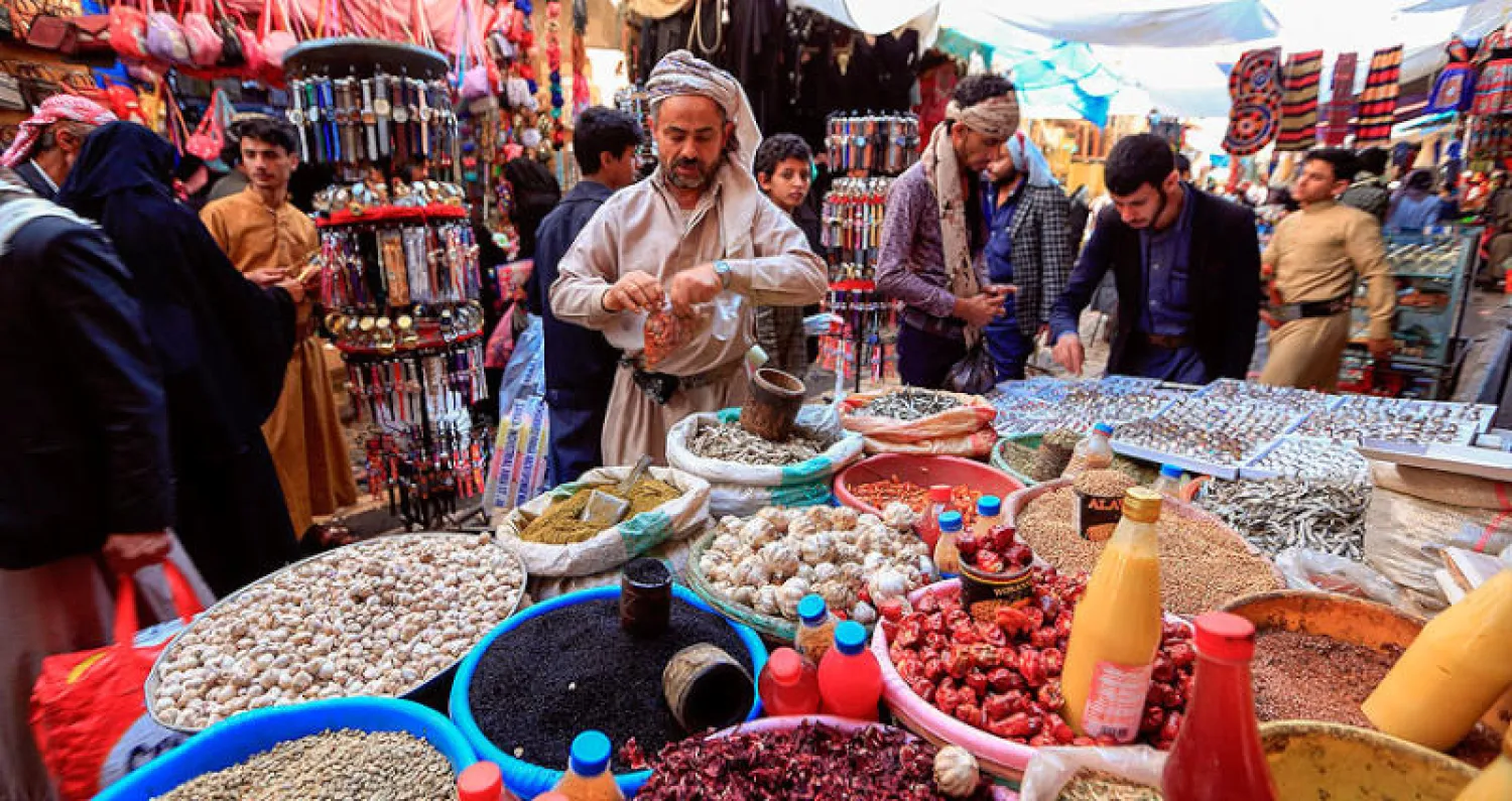 يمنيون في سوق وسط صنعاء القديمة (أ.ف.ب)