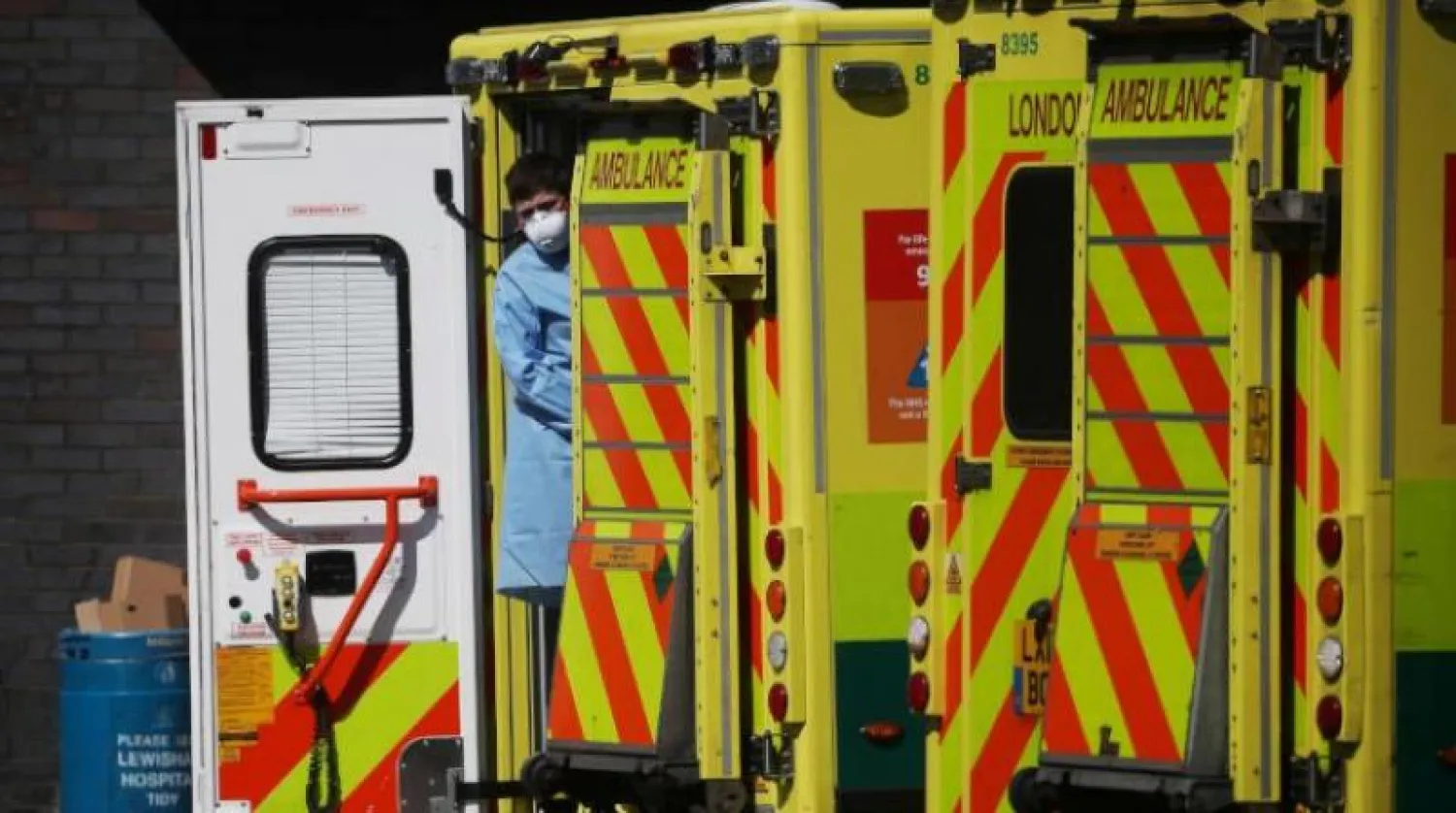 سيارتا إسعاف خارج أحد مستشفيات لندن (رويترز)