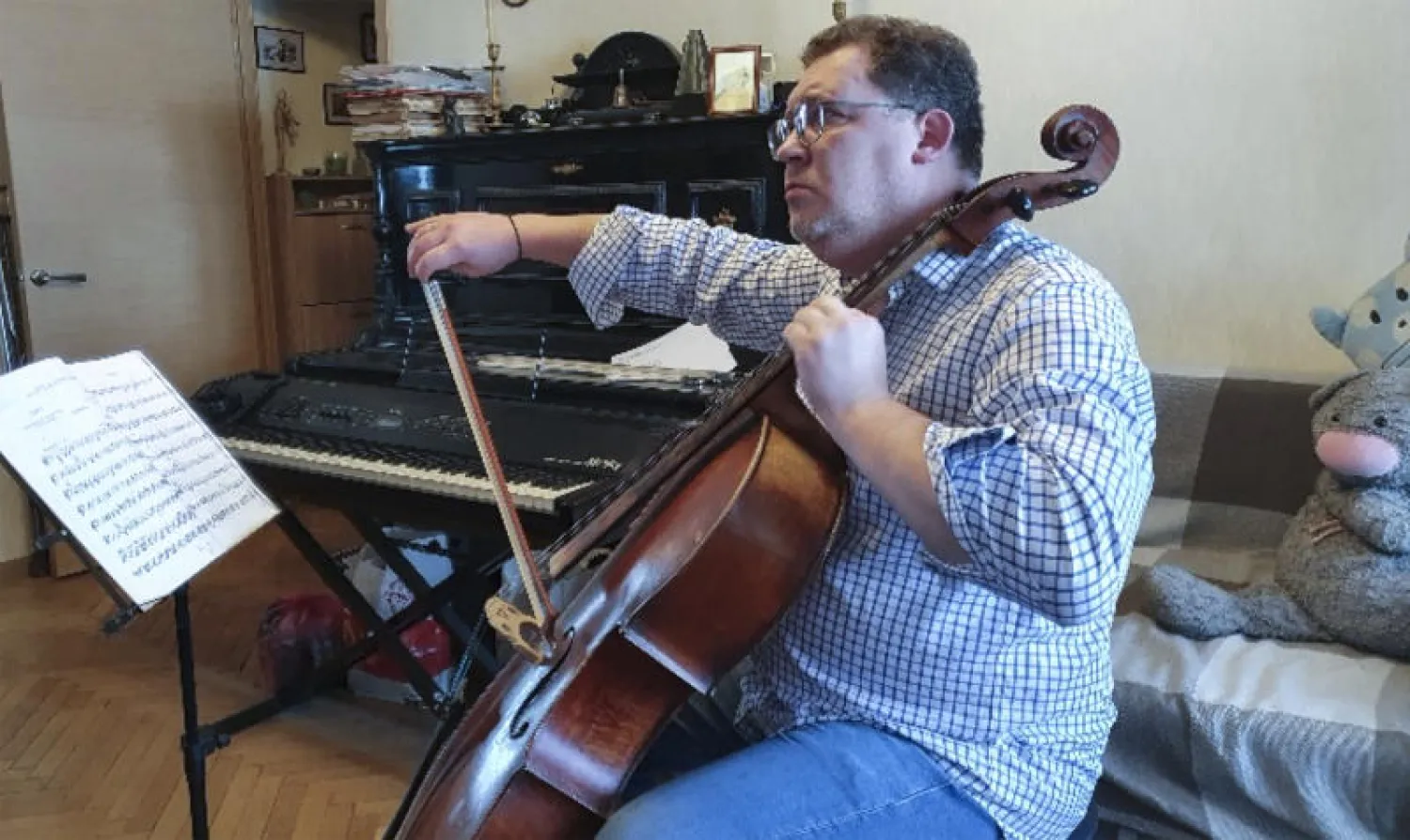 العازف الرئيسي في أوركسترا مسرح البولشوي بوريس ليفانوفسكي يتدرب في منزله بموسكو (أ.ب)