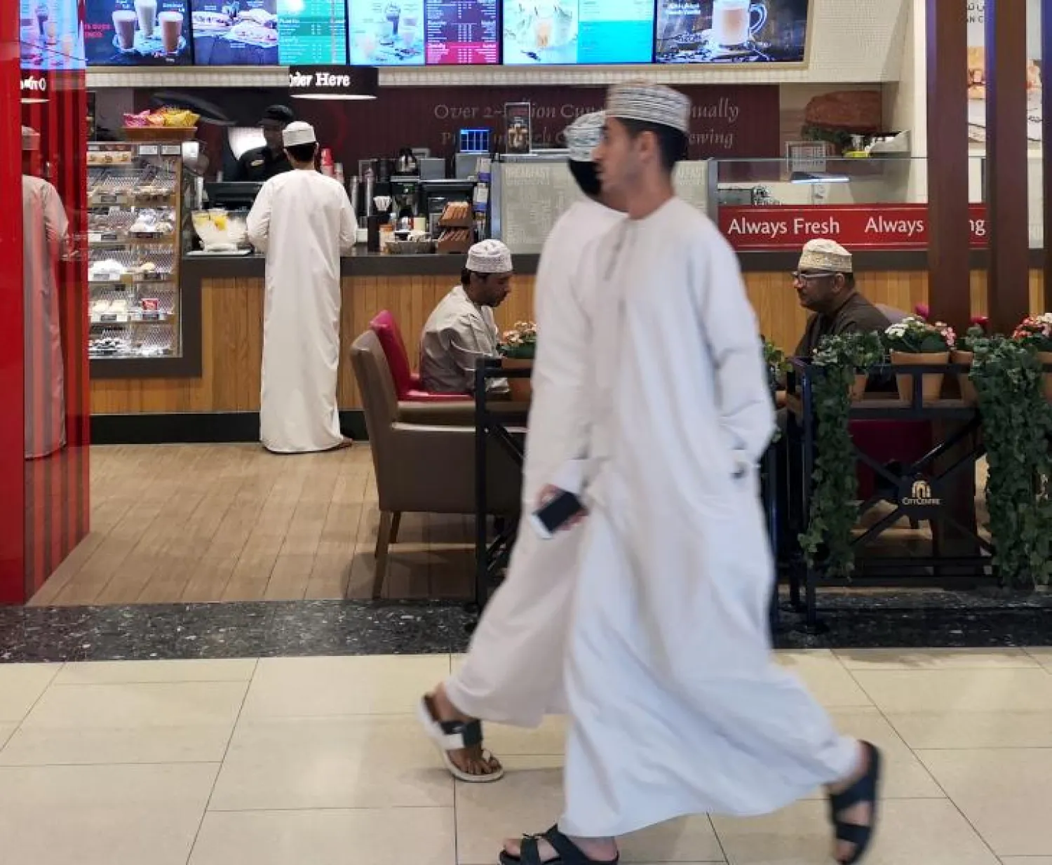 عمانيون في مدينة مسقط (أرشيف - رويترز)