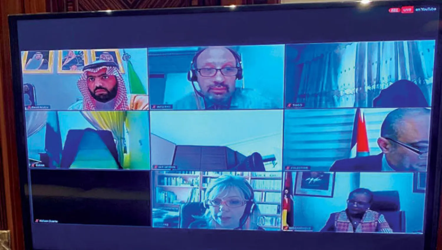 جانب من الاجتماع بين وزير الثقافة السعودي ومنظمة «اليونيسكو» عبر تقنية الاتصال عن بُعد