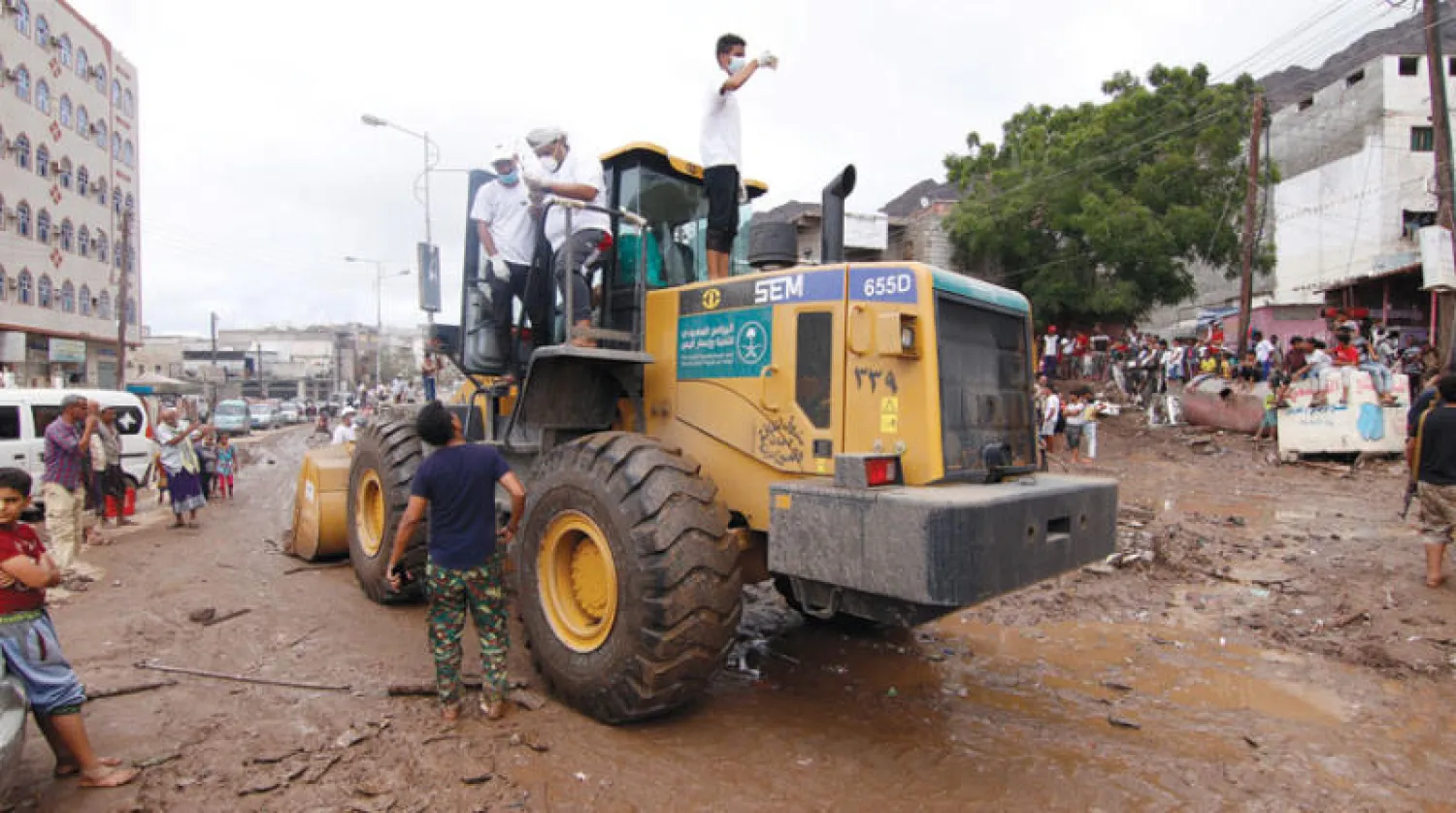 جانب من الأعمال التي نفذتها فرق البرنامج السعودي لإعمار وتنمية اليمن في عدن أمس (الشرق الأوسط)