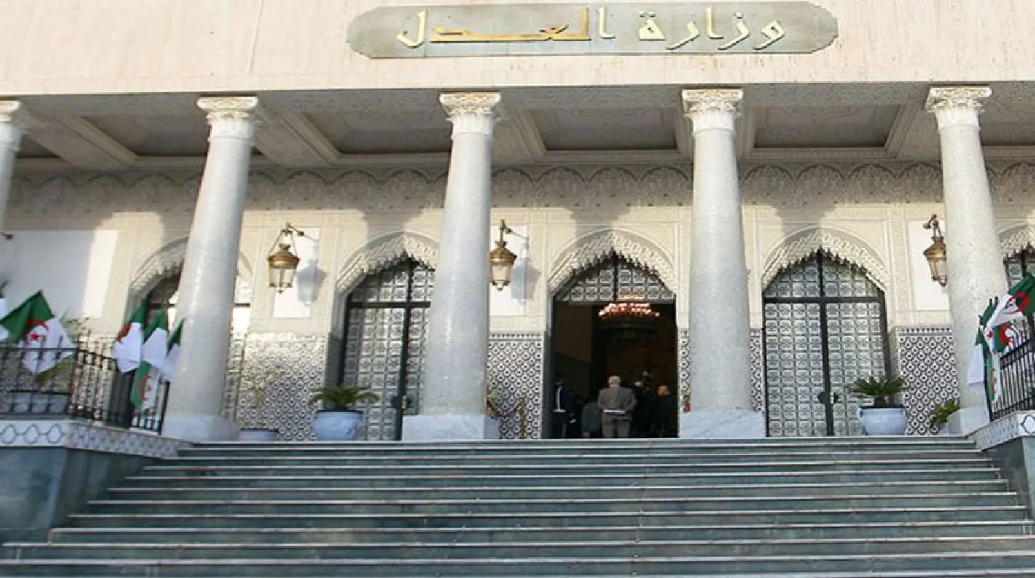 «منفردة الجزائر» تجمع المسؤول برجل الأعمال