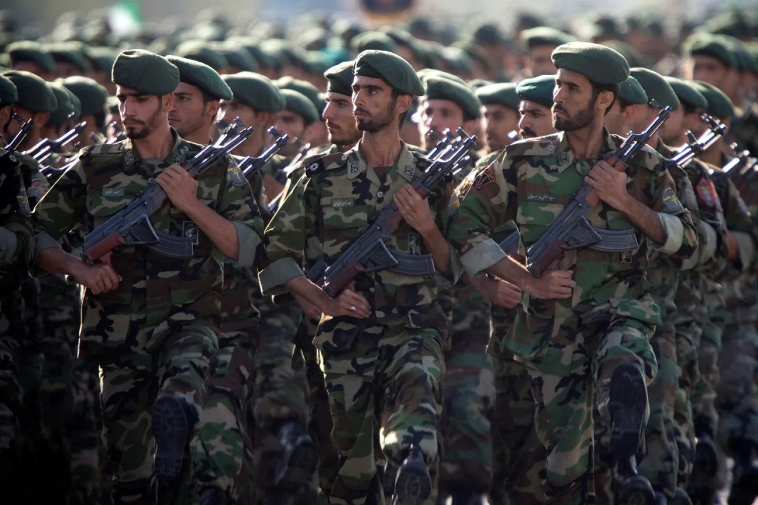 FILE PHOTO - Members of Iran's Revolutionary Guards march during a military parade to commemorate the 1980-88 Iran-Iraq war in Tehran September 22, 2007. REUTERS/Morteza Nikoubazl/File Photo