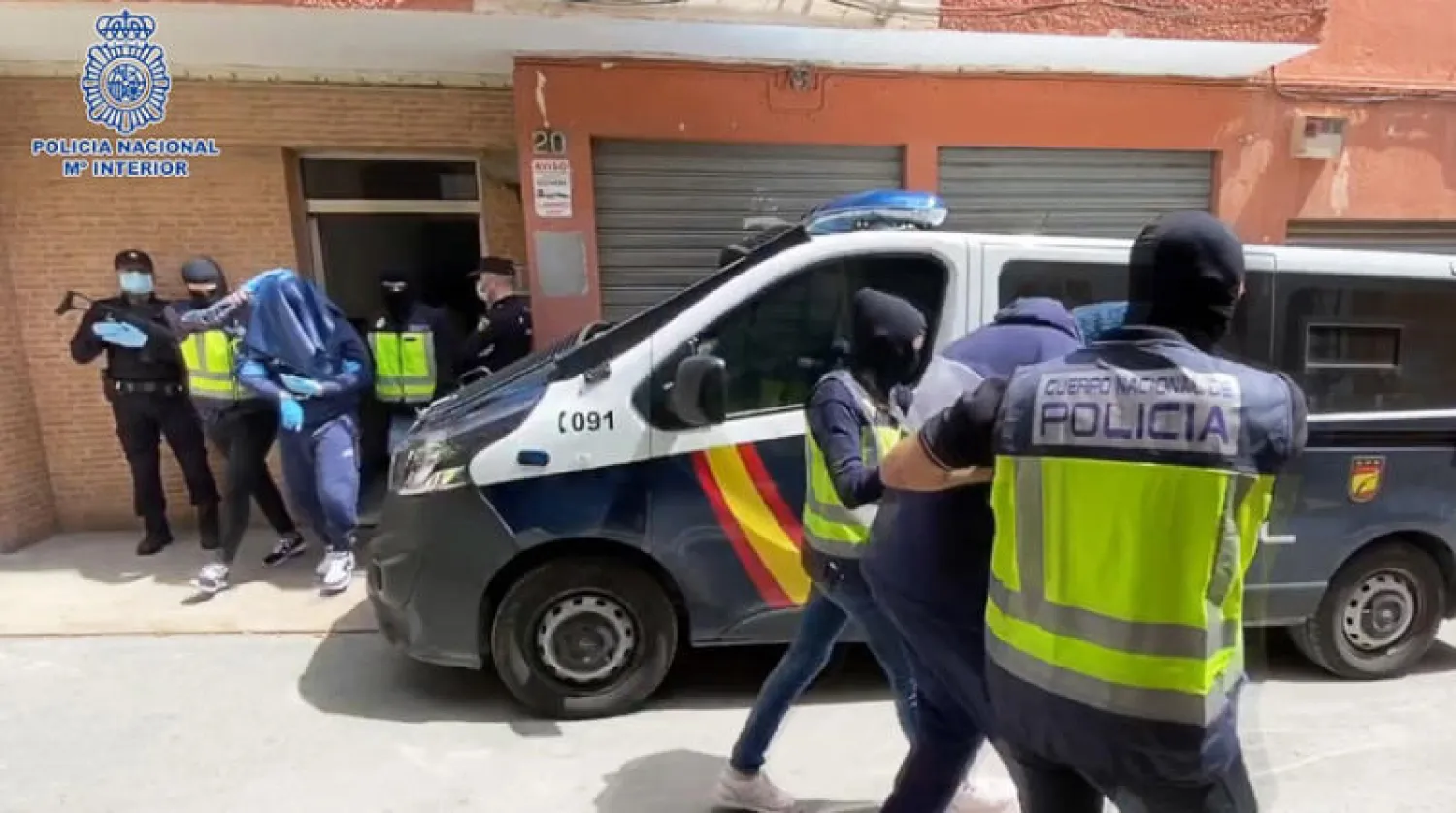 صورة وزعتها الشرطة الإسبانية لاعتقال المشتبه بهم في المريّة بجنوب إسبانيا أول من أمس (إ.ب.أ)