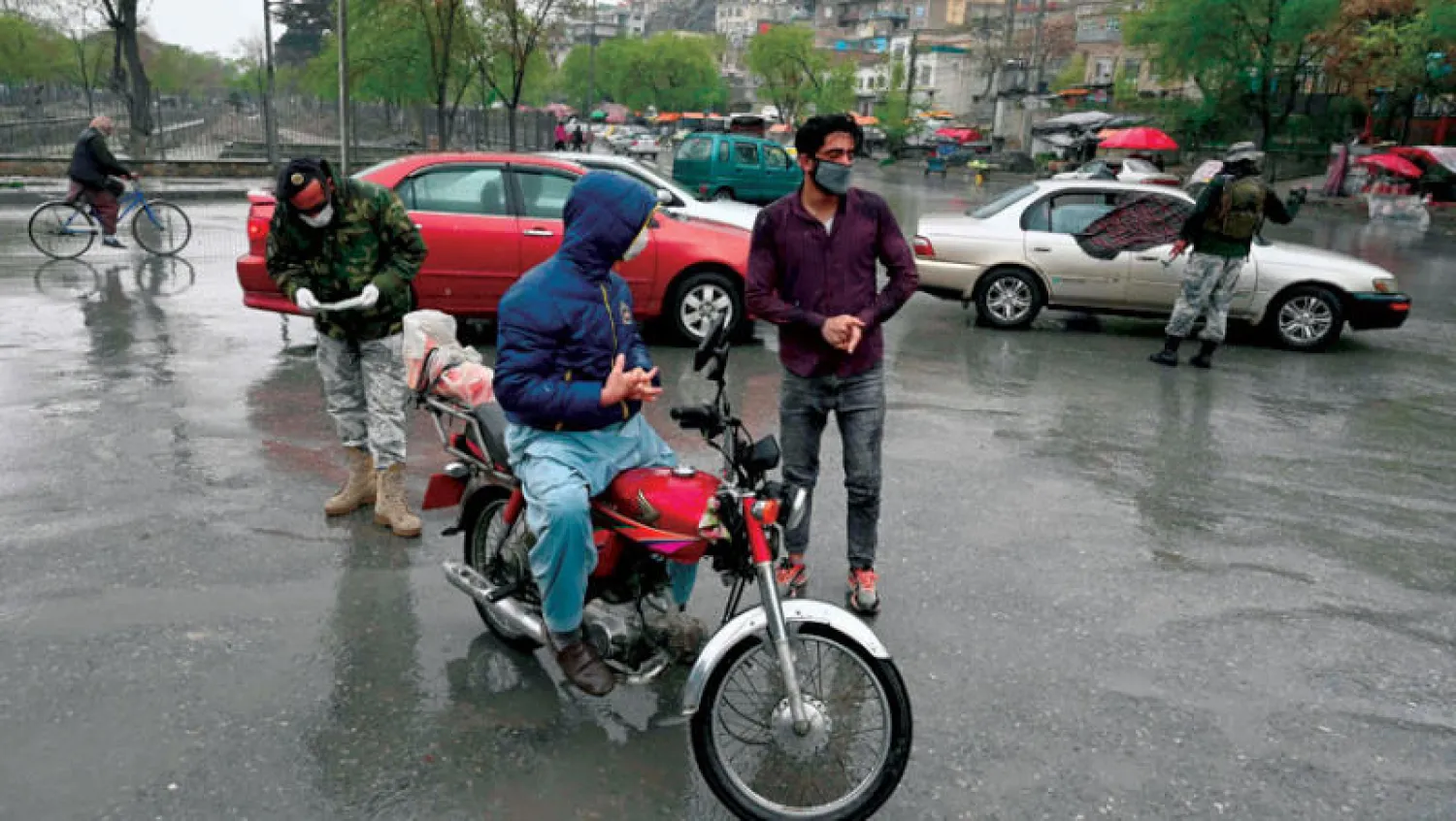 نقطة تفتيش ومراقبة بحثاً عن عناصر «طالبان» بوسط العاصمة كابل (أ.ف.ب)