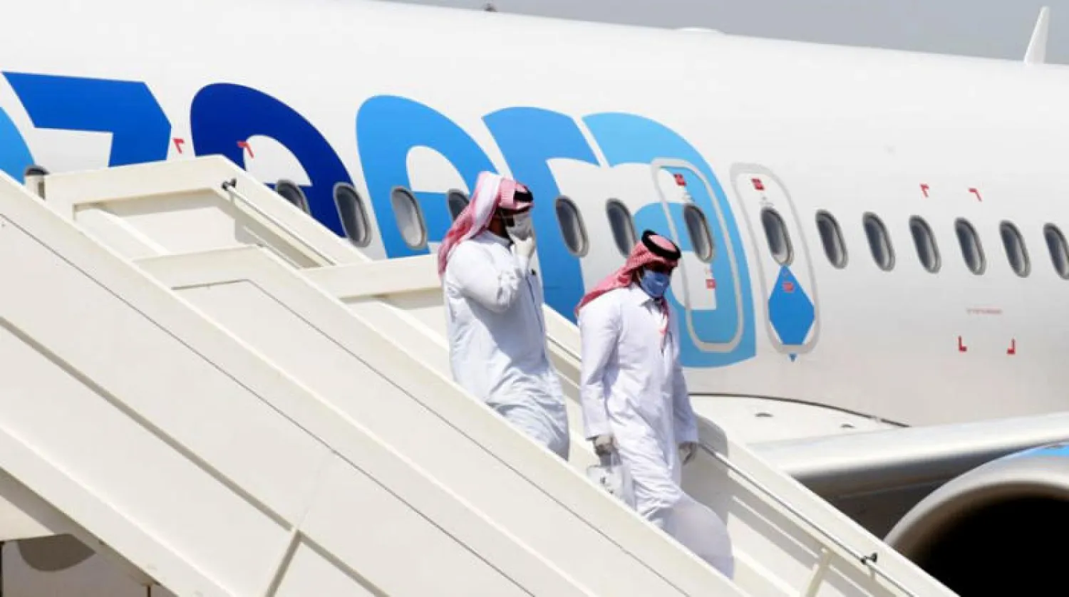 كويتيان لحظة وصولهما إلى بلدهما أمس في أكبر عملية إجلاء (كونا)