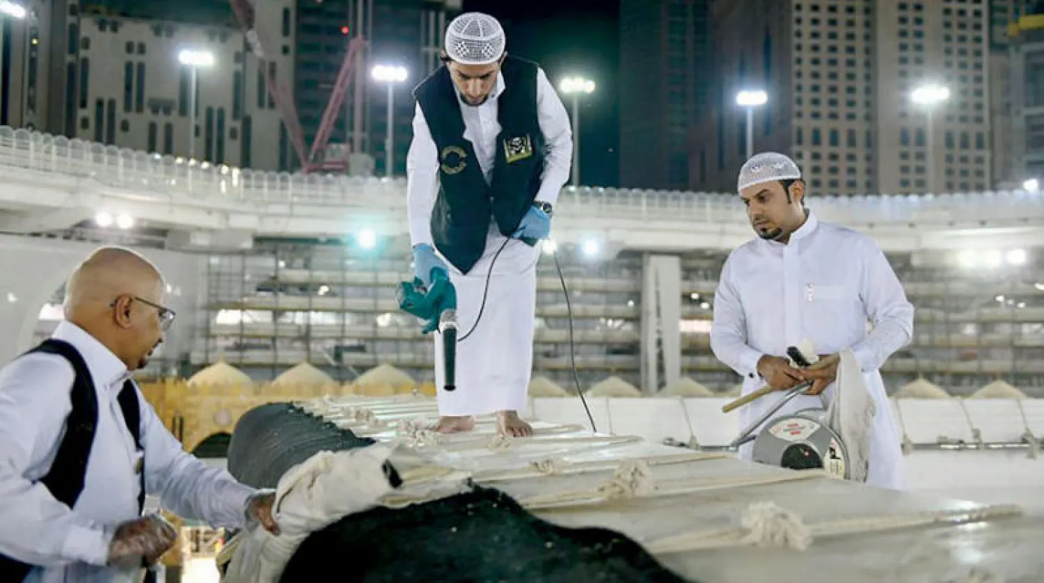 جانب من تعقيم الكعبة المشرفة أول من أمس (رويترز)