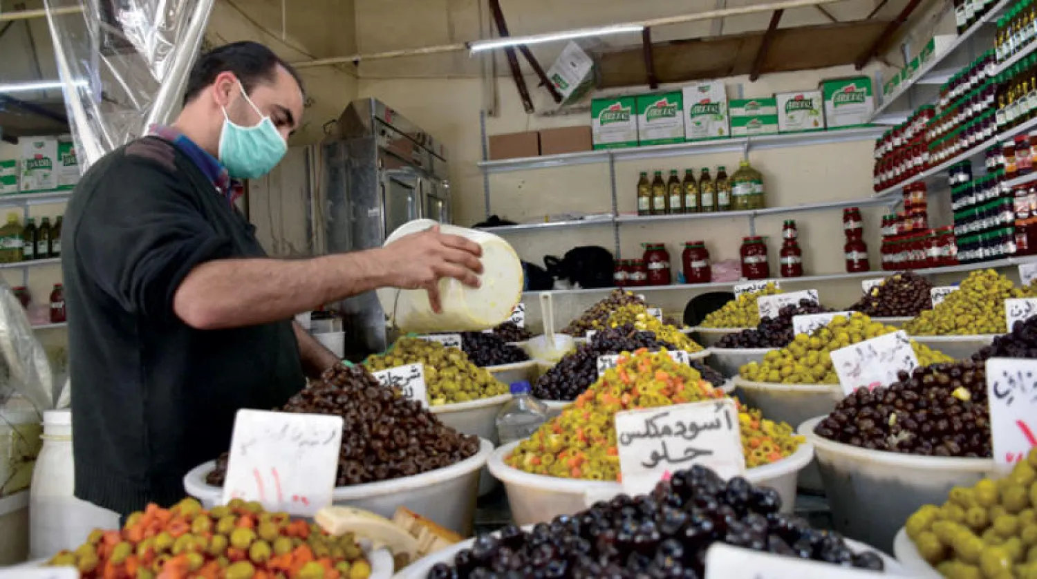 بائع سوري في سوق بدمشق عشية رمضان (إ.ب.أ)