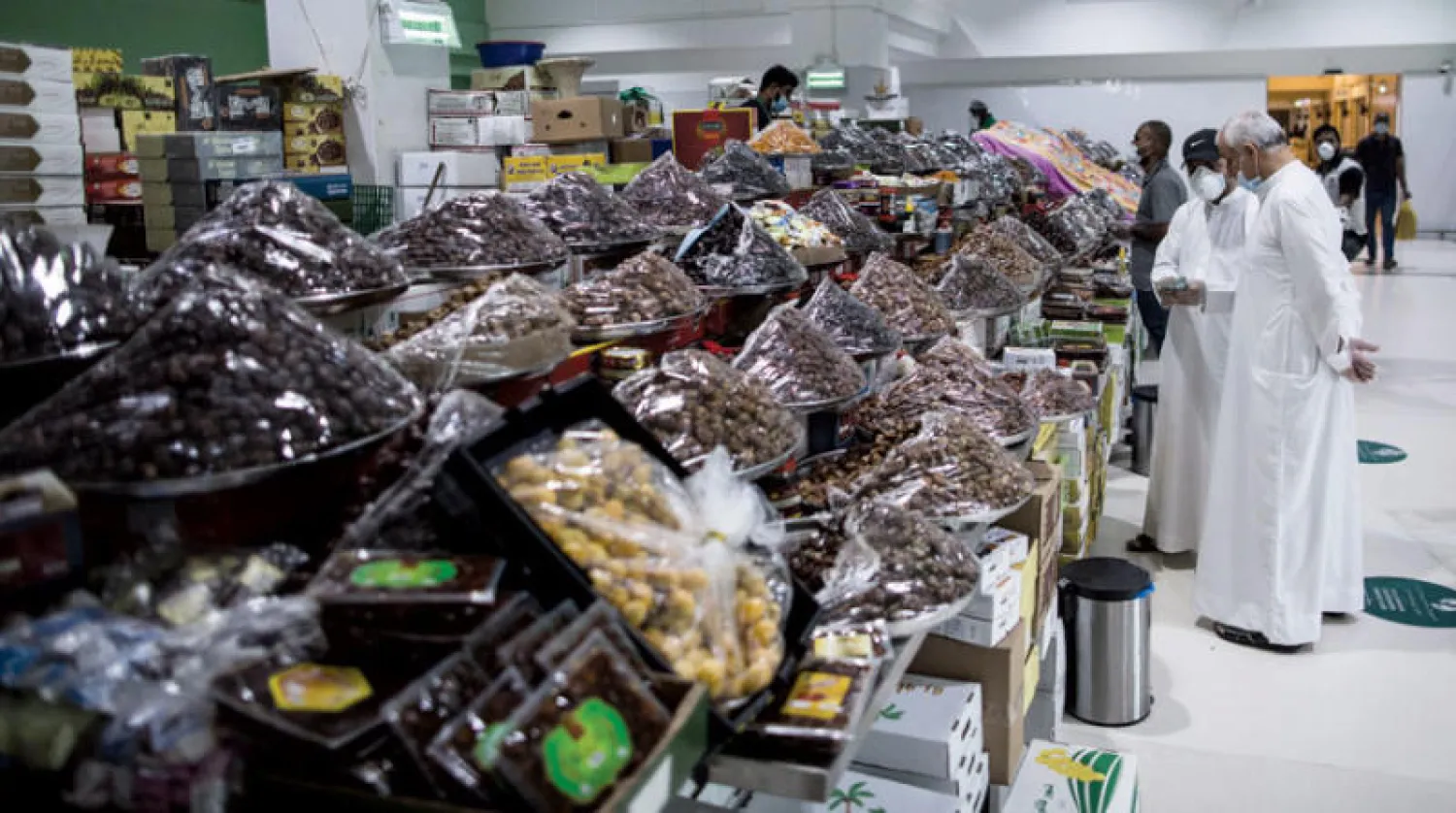 متسوقون يشترون لوازم رمضان في دبي أول من أمس (إ.ب.أ)
