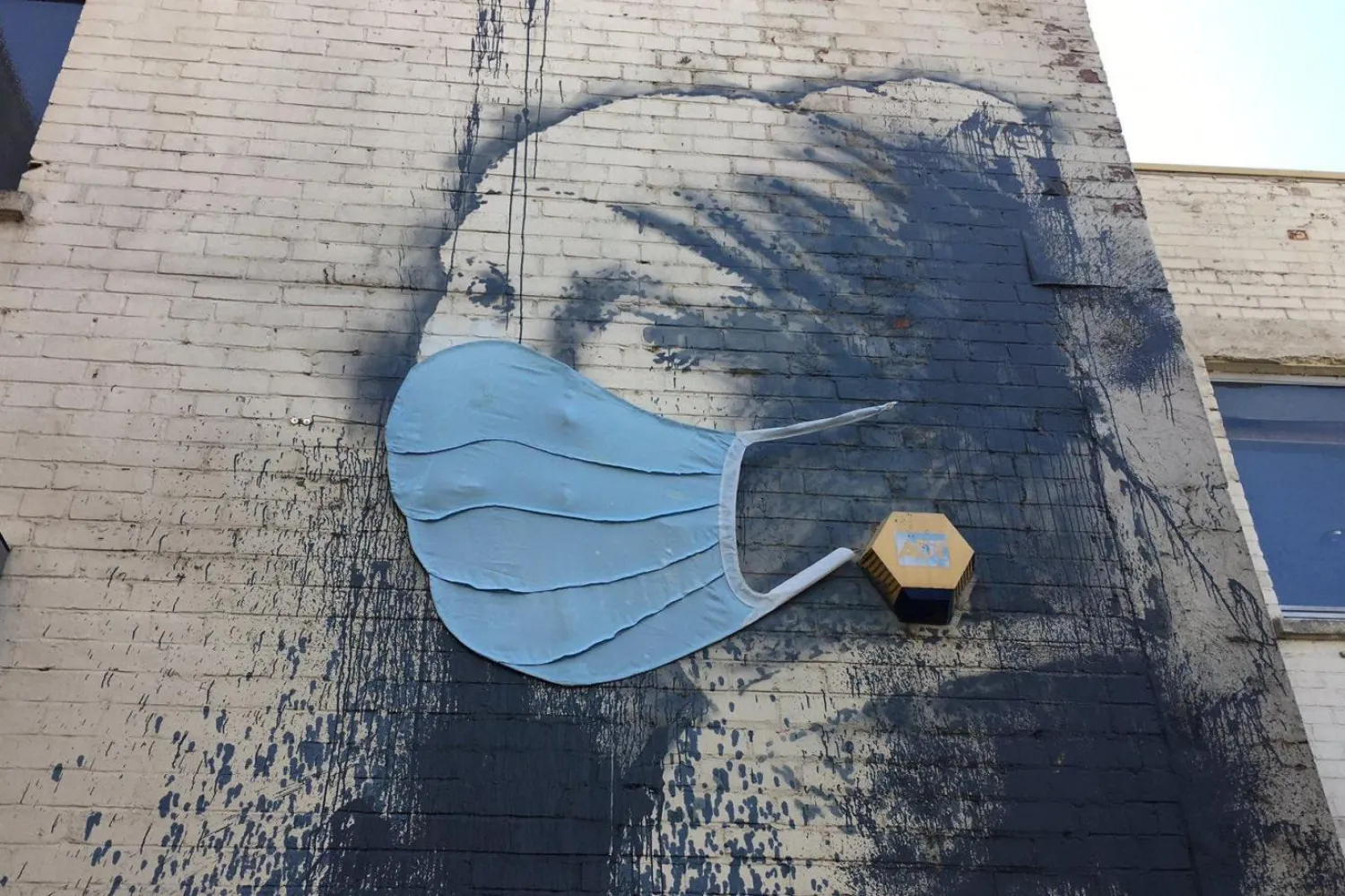 Banksy'nin Kulağı Piercingli Kız çalışması, Bristol (@Anth0ny_Ward/Twitter)

