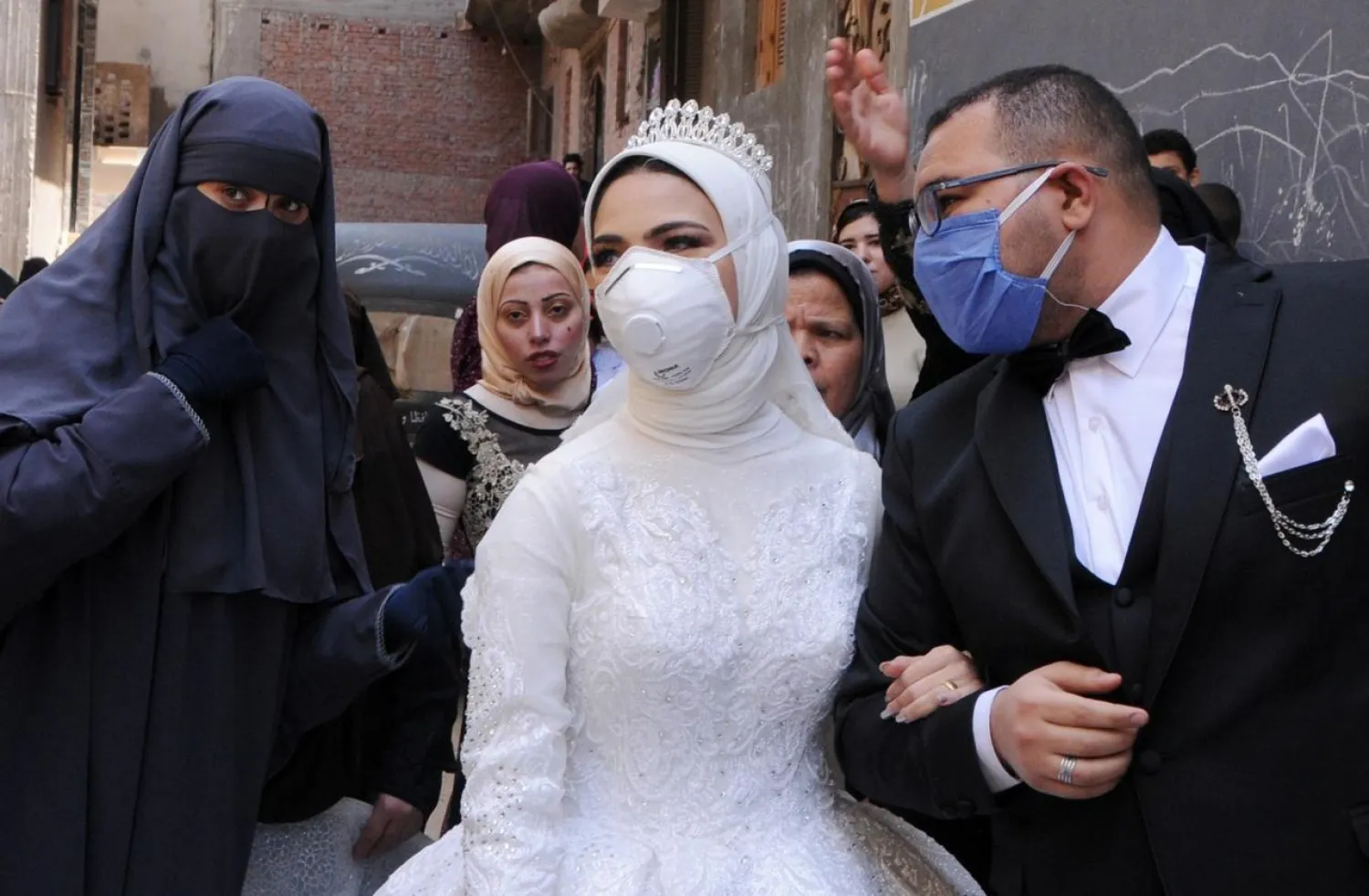 Bride Noha Hamid and groom Mustafa Amin wear protective masks amid concerns over coronavirus during their wedding ceremony in Qalyub, north of Cairo, Egypt April 16, 2020. (Reuters)
