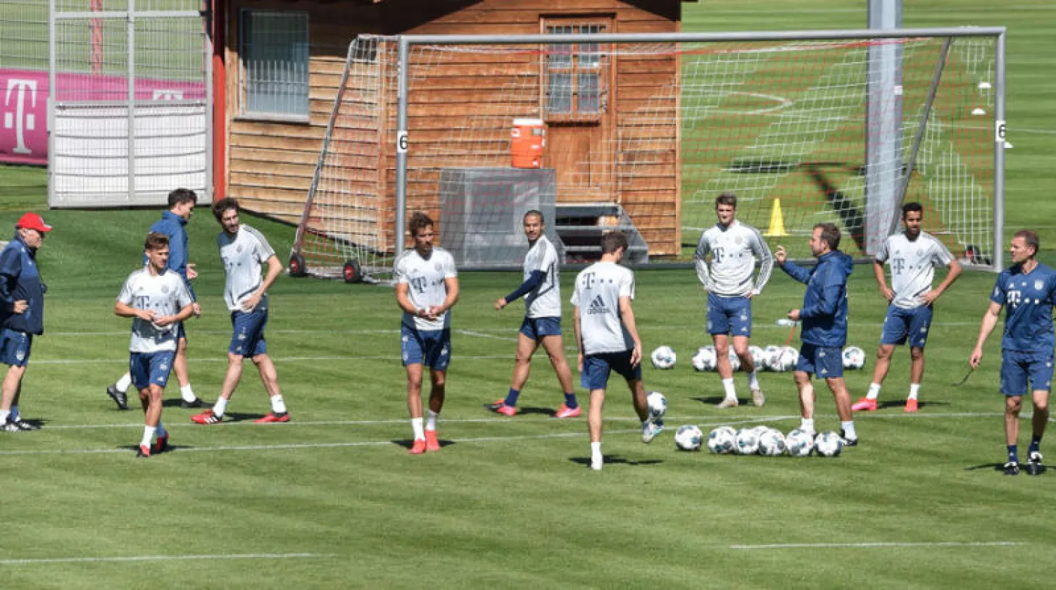 لاعبو بايرن ميونيخ خلال التدريبات أمس في انتظار قرار استئناف الدوري (أ.ف.ب)